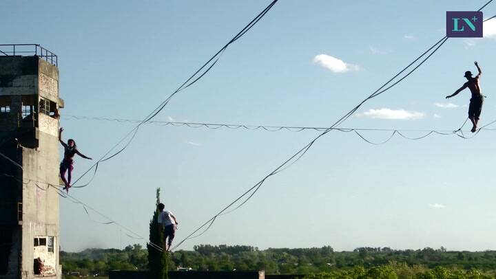 Impactantes imágenes desde un drone: hombres y mujeres practican highline en una fábrica abandonada