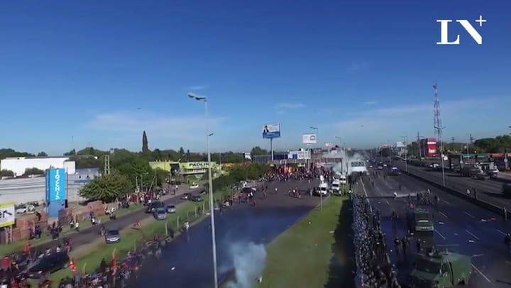 Paro nacional: el desalojo de la Panamericana desde un drone de LA NACION