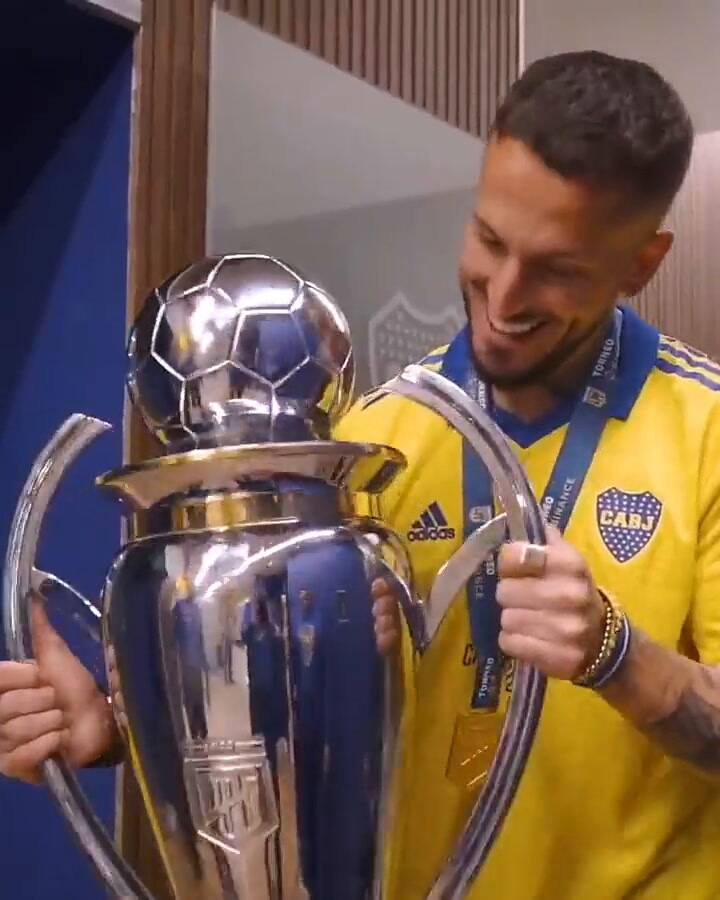 El Pipa Benedetto feliz con el trofeo de la Liga Profesional