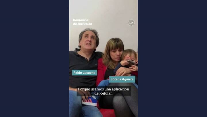 Pareja de personas con discapacidad visual y test de embarazo