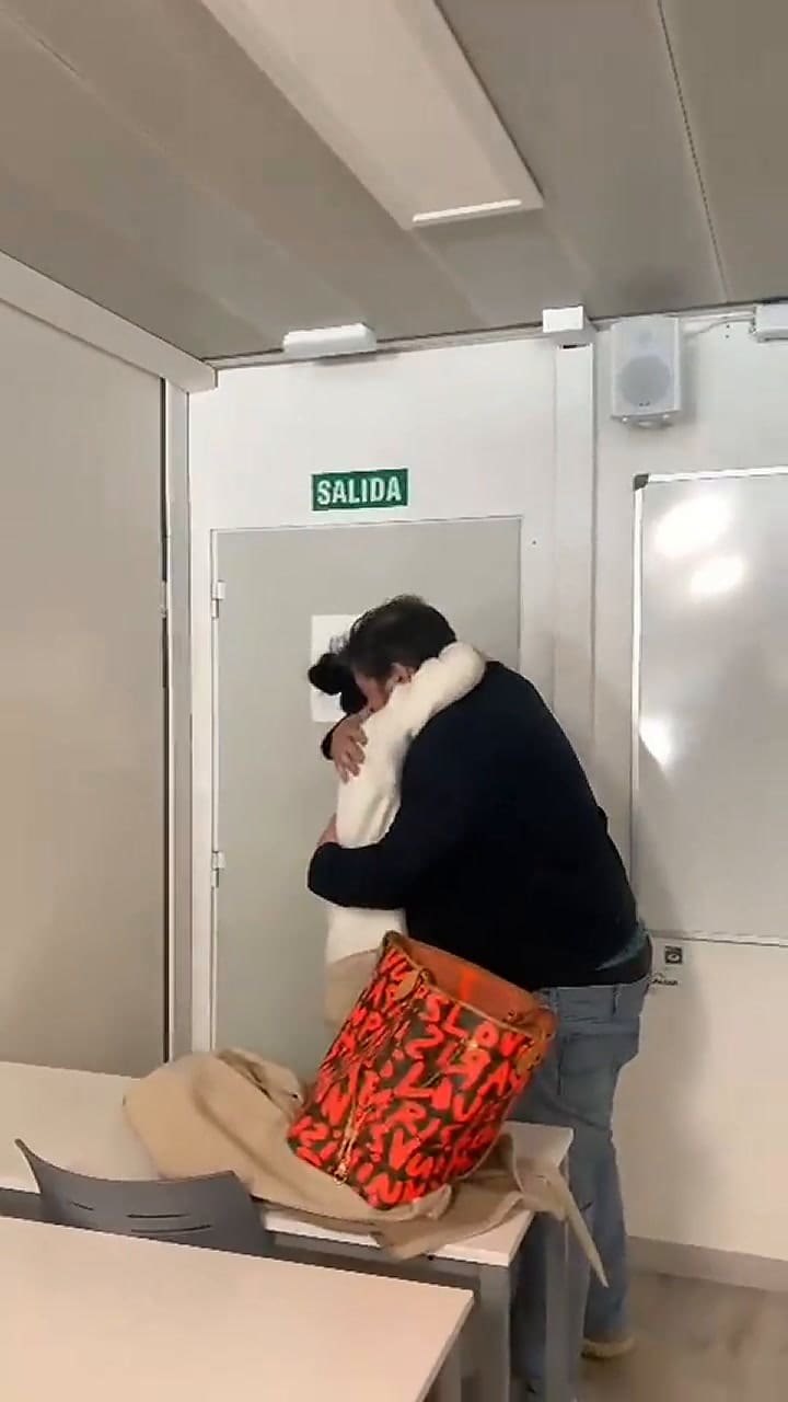 Le pidió matrimonio en plena clase