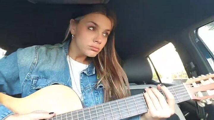 Natalie Perez hizo catarsis y recital en el auto