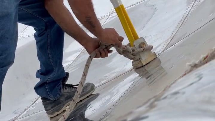 Colocaron el segundo pétalo restaurado de la Floralis Genérica