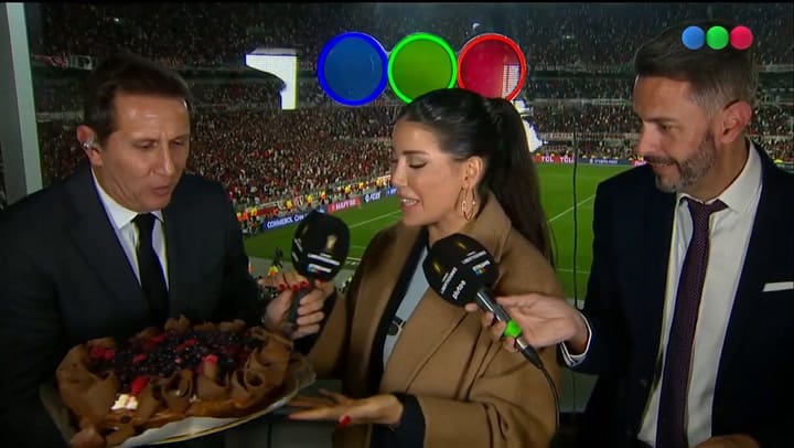 Wanda Nara interrumpió el partido de River para anunciar cuándo empieza Bake Off Famosos