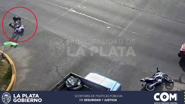 Violencia en La Plata: la víctima de un robo baleó a un motochorro adolescente