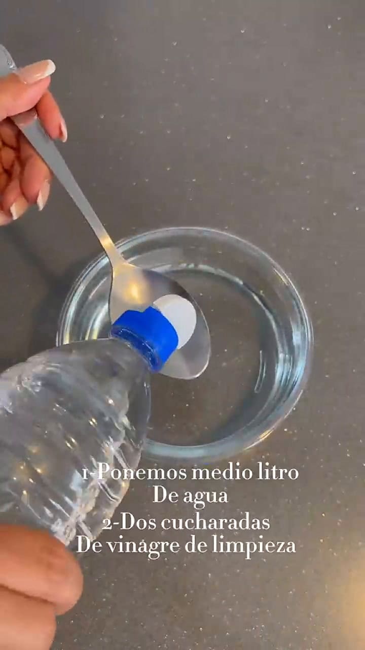 Mostró en TikTok el truco más eficaz para dejar tu microondas reluciente