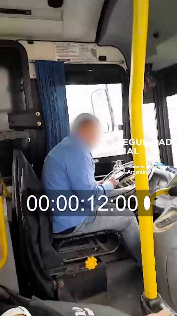Un colectivero fue suspendido tras manejar usando el celular
