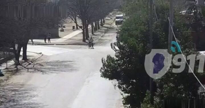 Delincuente abrazó a un vecino para despistar a la policía y escapó de una persecución