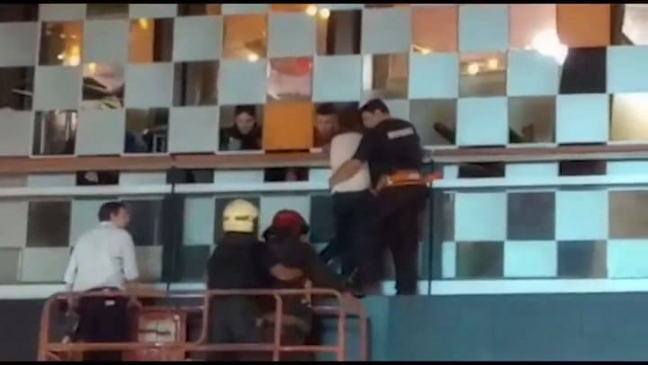 Así rescataron a un hombre que quería arrojarse al vacío en un shopping