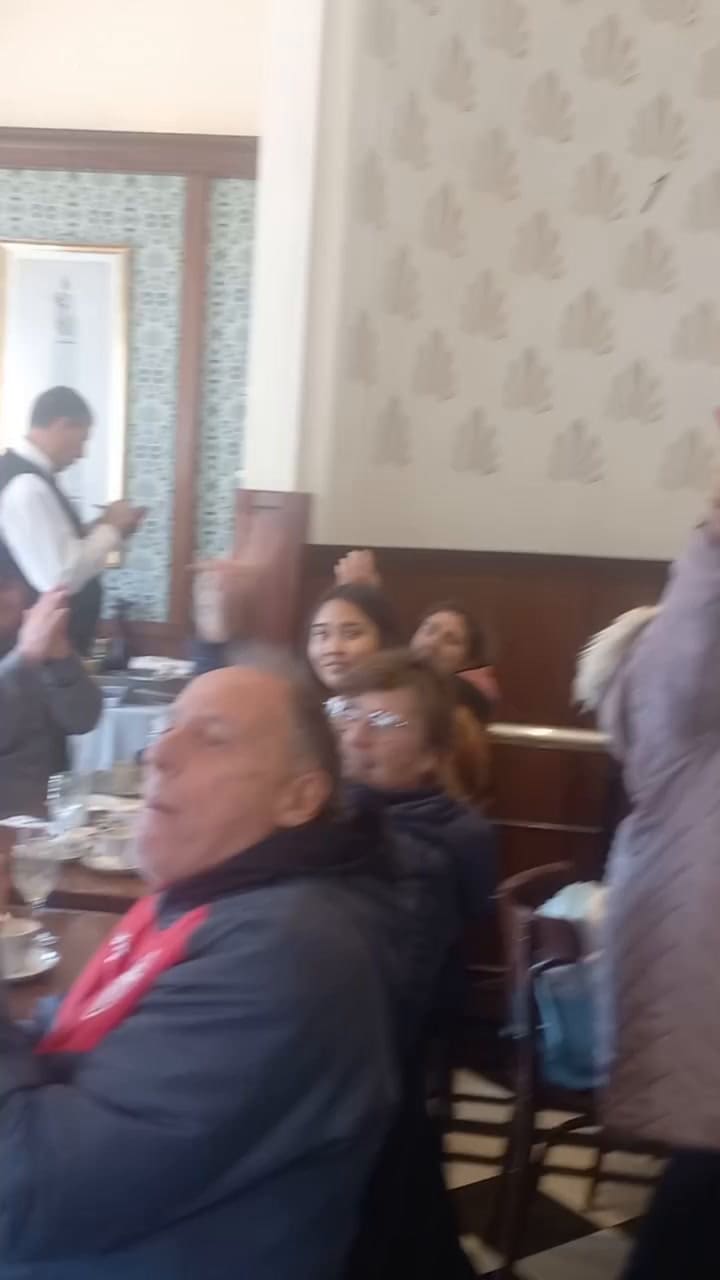 Ahora Me Agredieron A Mi En Pertutti Cuando Iba Al BañoMe Quisieron Sacar El Celular Y Me Empujaron Para Que Me Fuera. Quiero Agradecer A Las Empleadas Del Bar Que Me Ayudaron Porque Me Querían Romper El C (1)