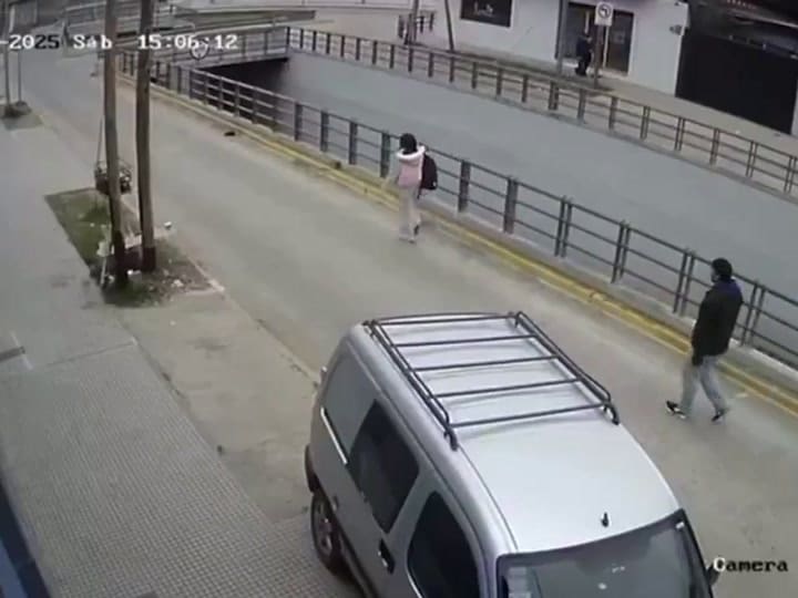 Acosador persigue a mujeres en la calle.