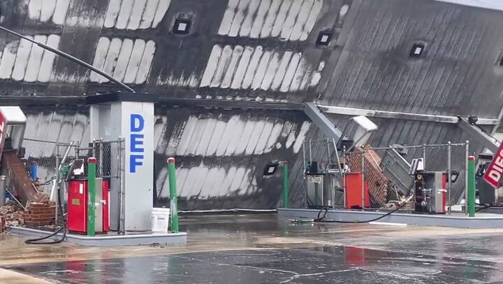 En la localidad de Perry se observan algunos destrozos por el impacto de Idalia