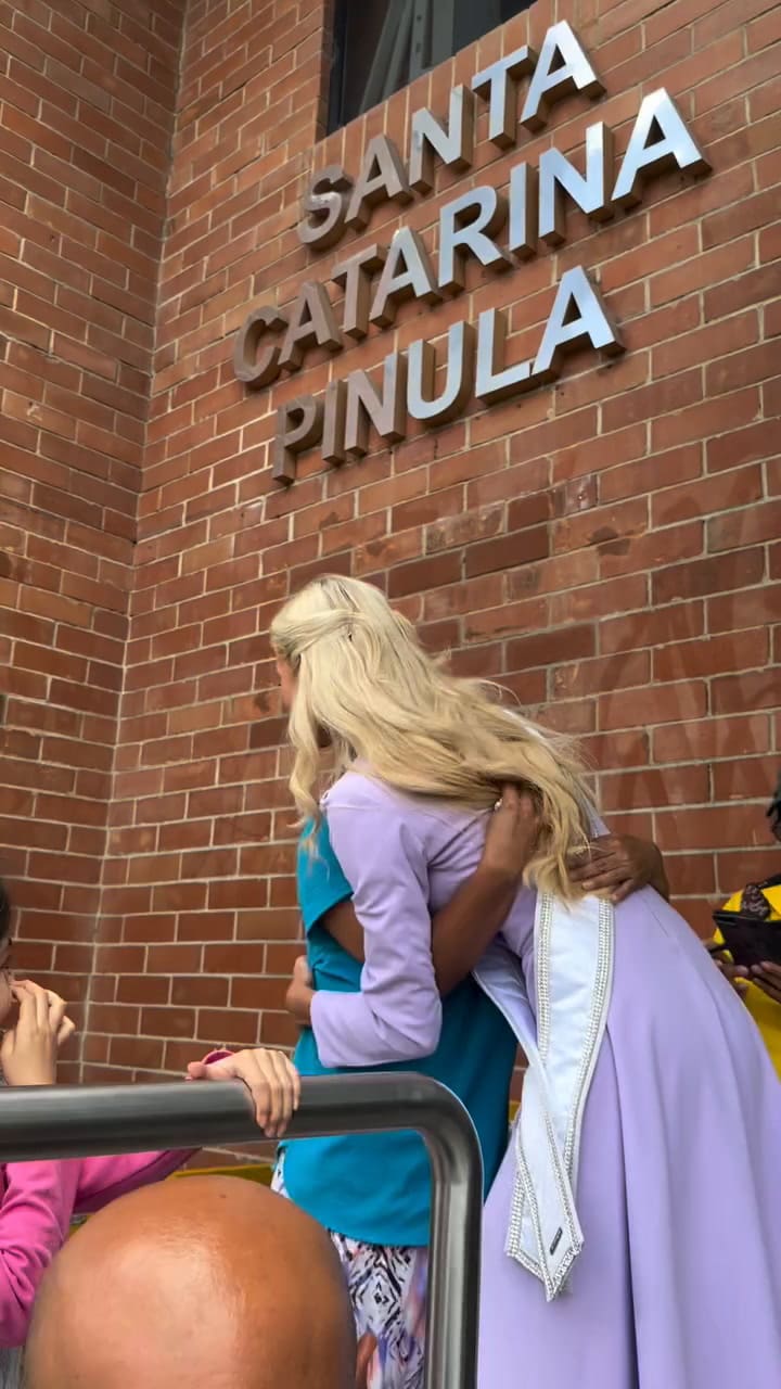 Miss Universo rompe las reglas y abraza a una fan emocionada en Guatemala