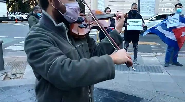 El violinista cubano Luis Alberto Mariño toca el violín frente a Cancillería