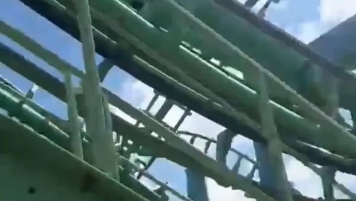 Un problema técnico en una montaña rusa del Parque de la Costa dejó colgadas a las personas durante 20 minutos