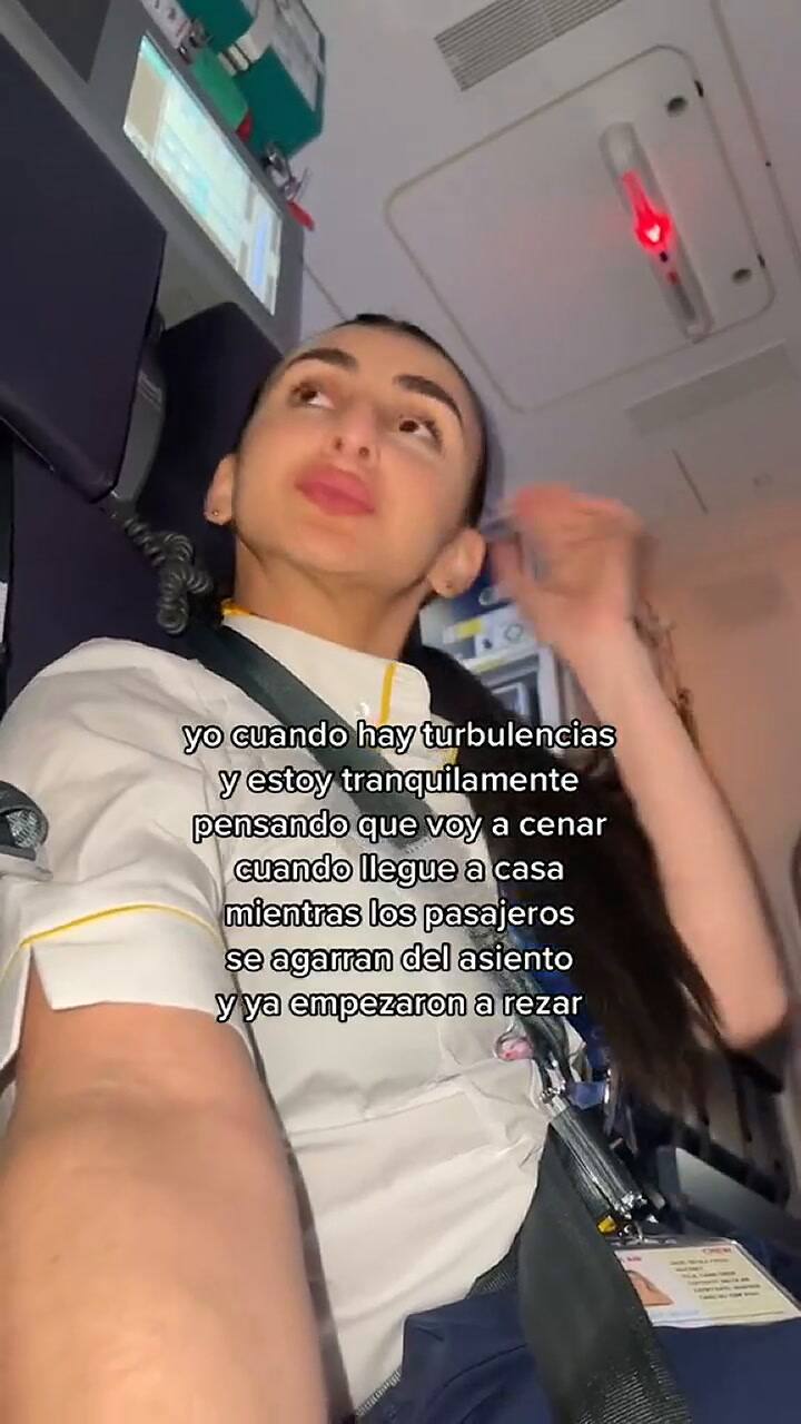 La azafata latina bromeó sobre lo que piensa de las turbulencias en los vuelos