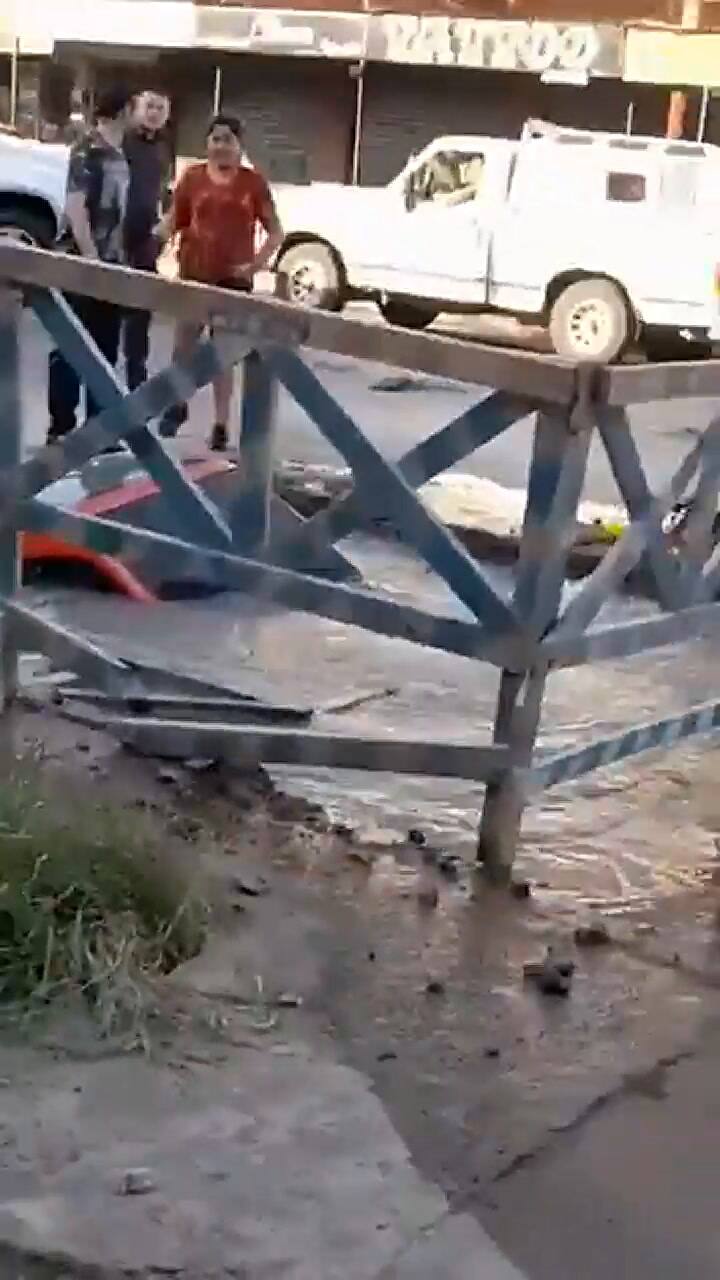 Quilmes: conducía alcoholizado, perdió el control del auto y se hundió en un pozo