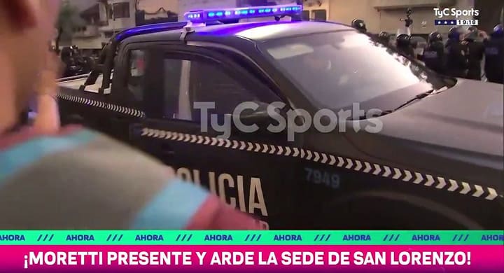 Marcelo Moretti salió corriendo de la sede de San Lorenzo en un patrullero