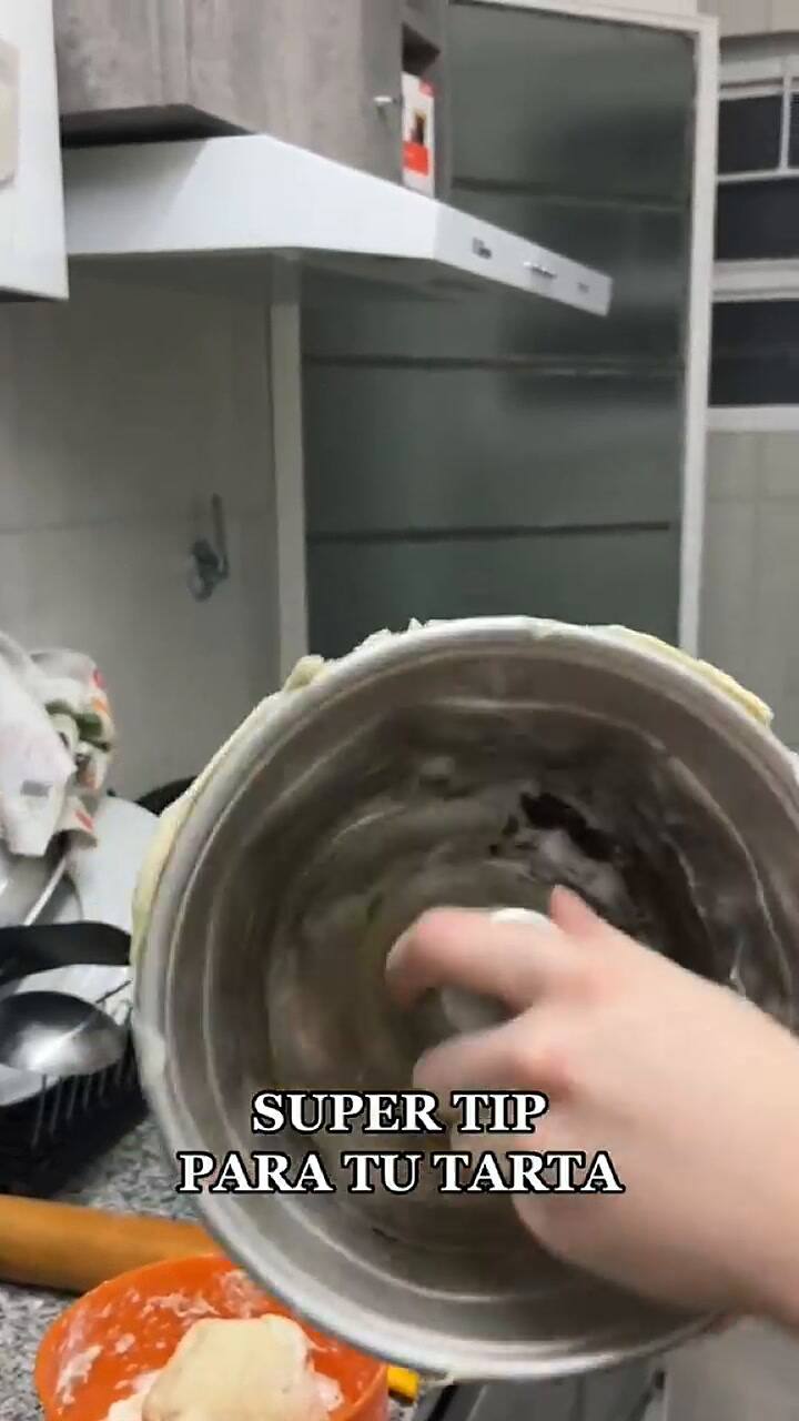 Mostró un truco para cocinar tarta y se volvió viral