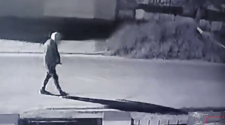 Dos motochorros tiraron al piso a un anciano de 80 años para robarle en La Plata