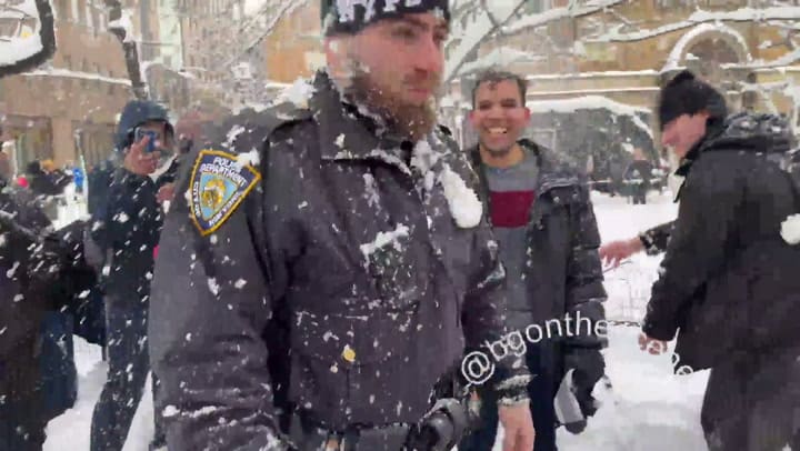 El video de ataques con bolas de nieve a oficiales de policía de Nueva York