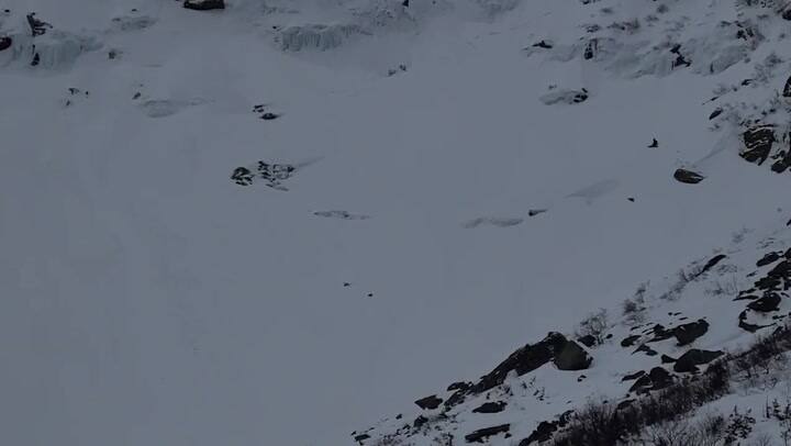 Un hombre captó el momento en que un esquiador y un snowboarder escaparon de una avalancha