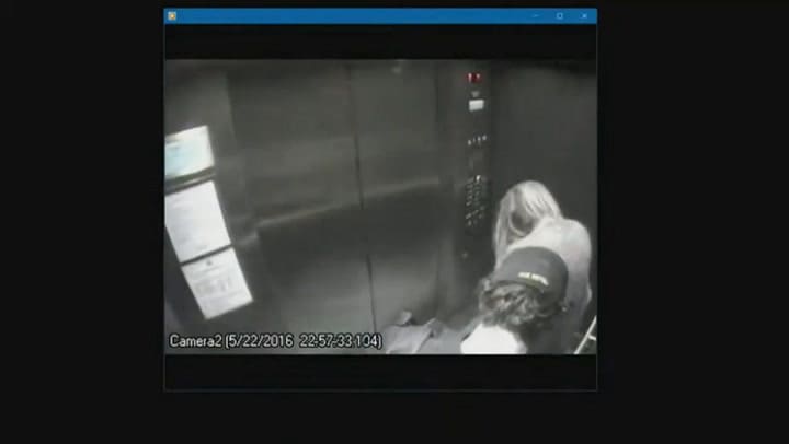 Amber Heard con James Franco en el elevador