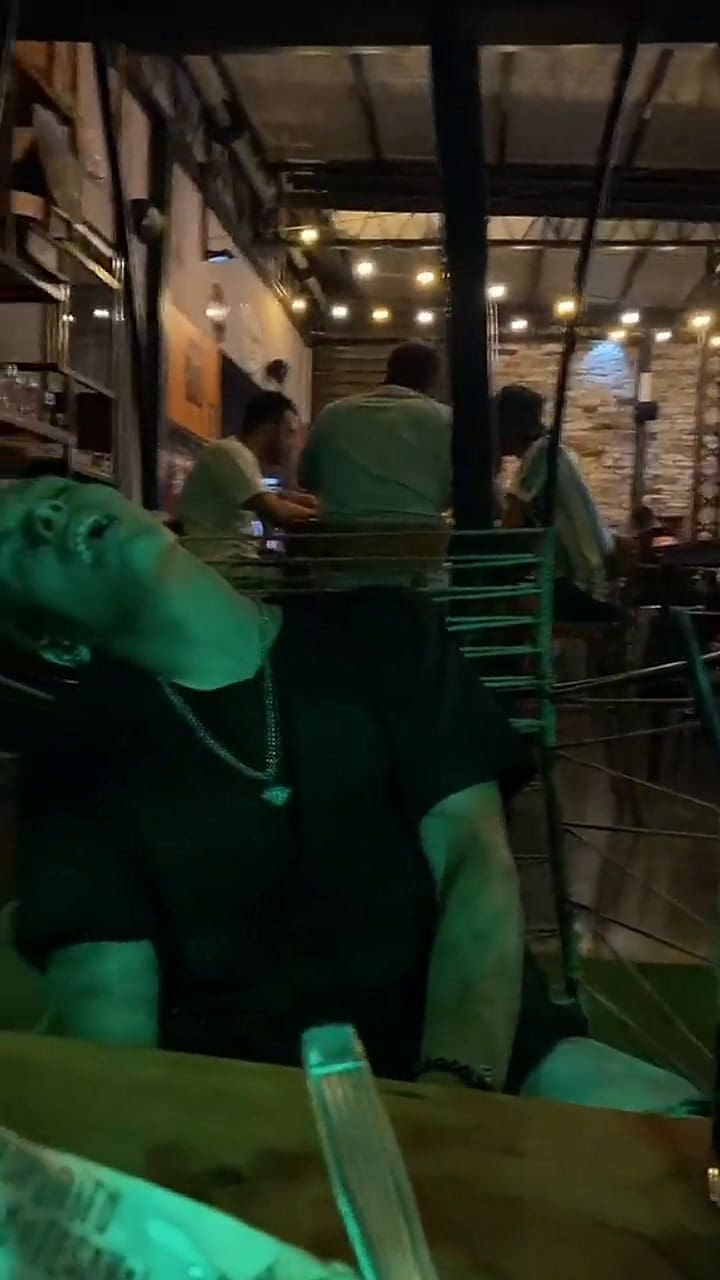 Fue a una cita y se quedó dormido