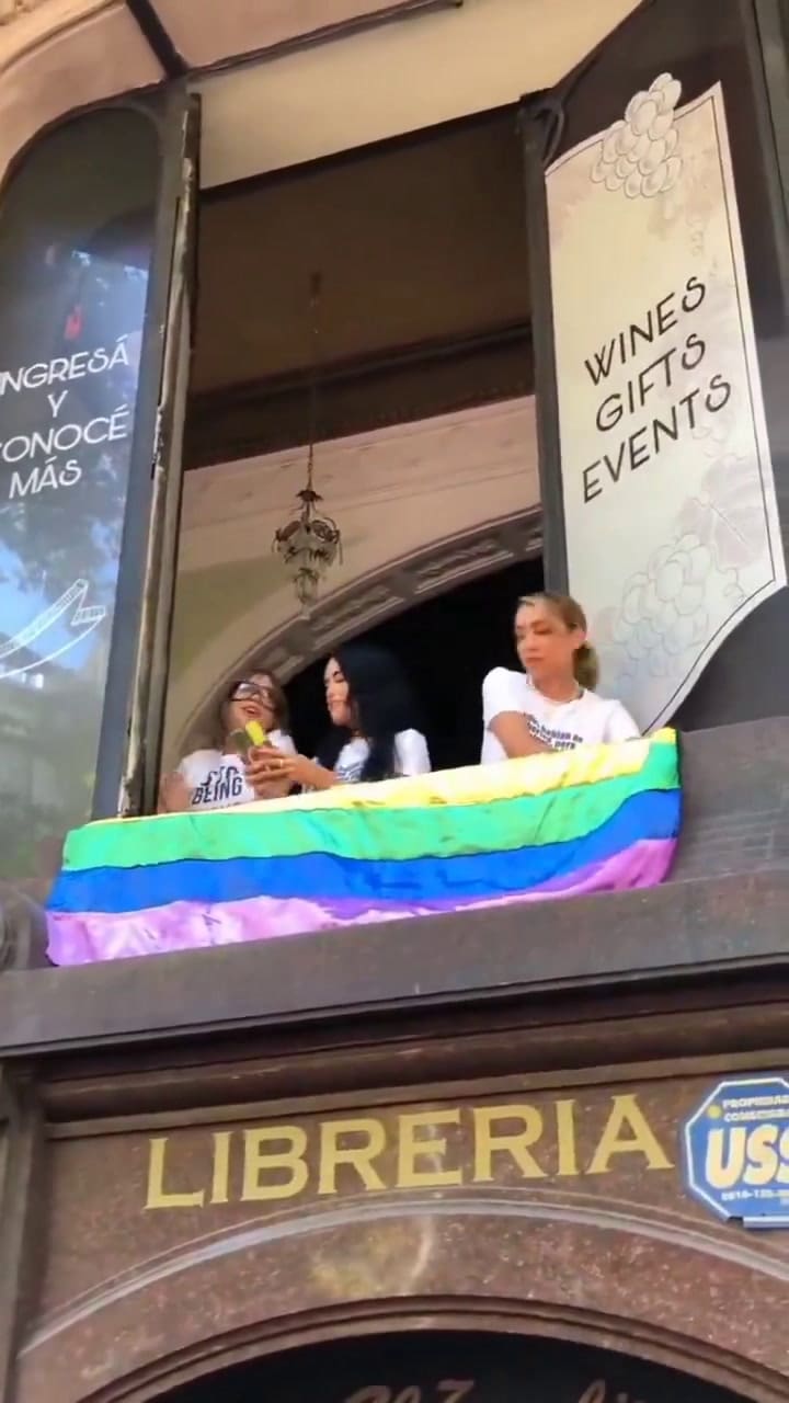 Lali Espósito y María Becerra con la bandera LGBT