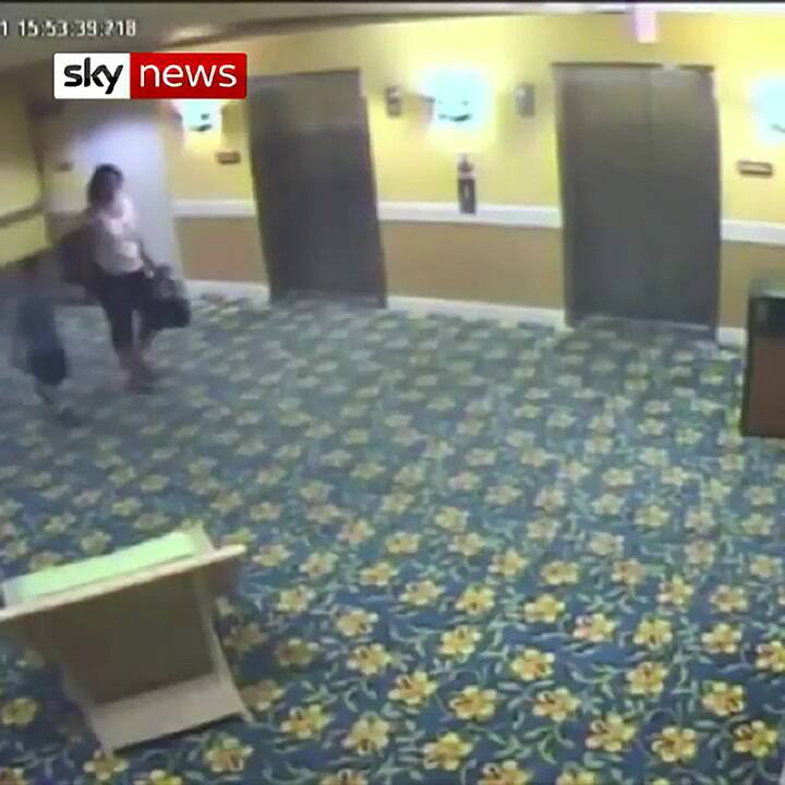 La última imagen de Timmothy Pitzen junto a su madre: Twitter Sky News