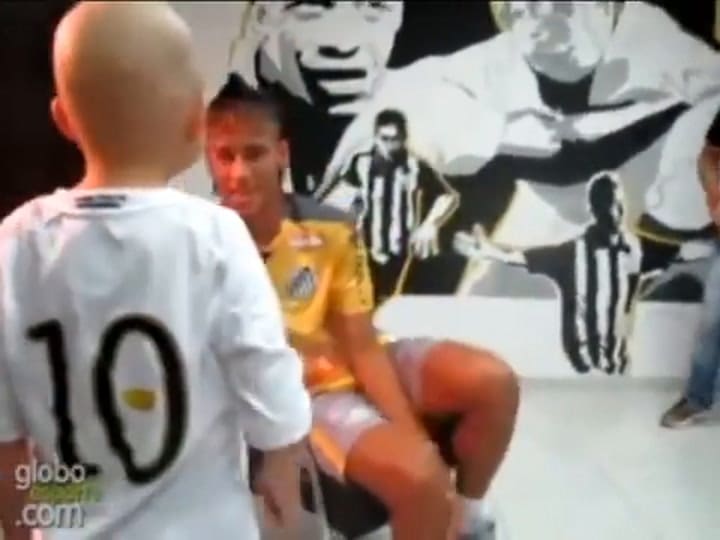 En 2012, Matheus, un hincha del Santos, conoció a Neymar y le pidió un festejo especial
