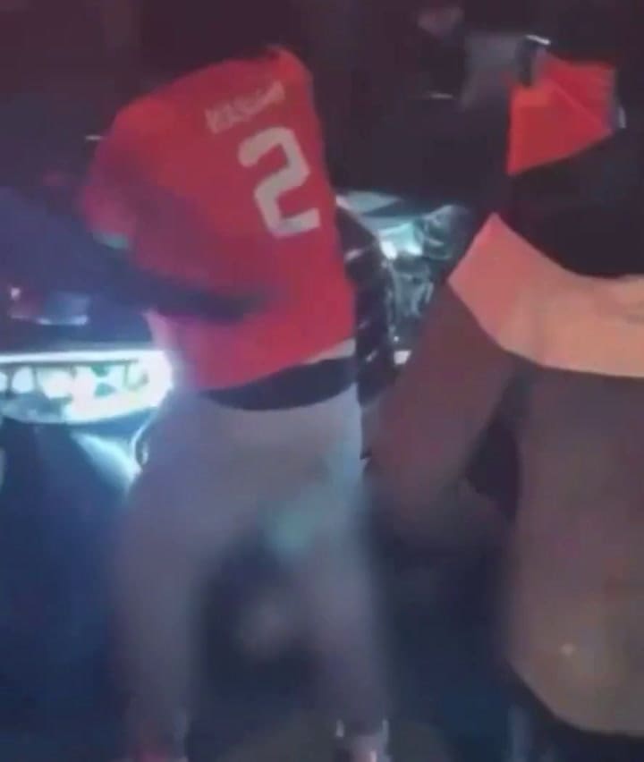 El momento en el que un conductor embiste a la multitud de hinchas de PSG
