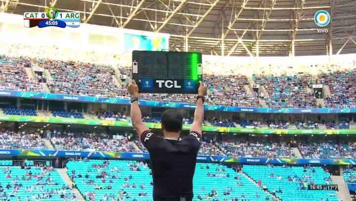 Tiro libre de Qatar, pega en el palo