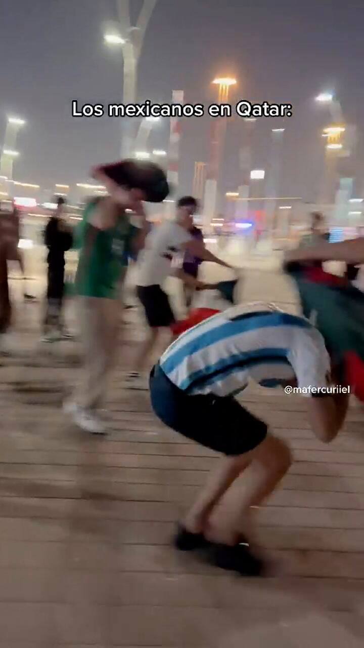 Mexicanos 'torean' a aficionado argentino en las calles de Qatar