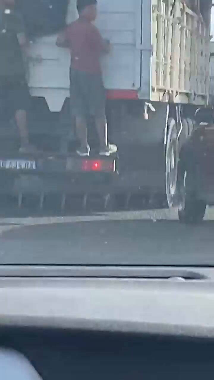 Un camión chocó tres autos, los destruyó y se dio a la fuga 3