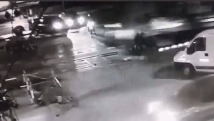 Quilmes: un delivery quiso para cruzar las vías con la barrera baja y el tren lo atropelló