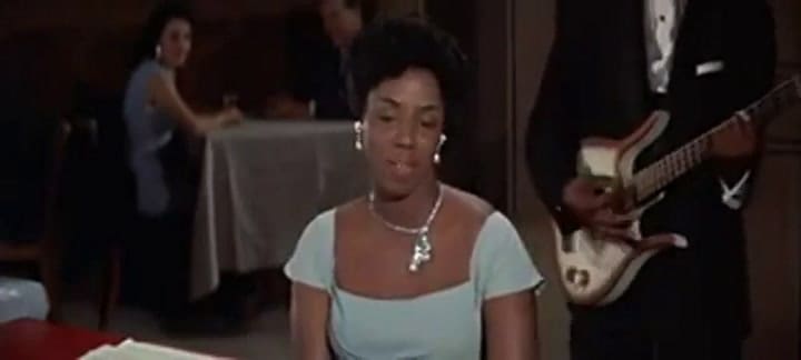 Doris Day cantando en una escena de Problemas de alcoba, la película de 1959 que protagonizó con Roc