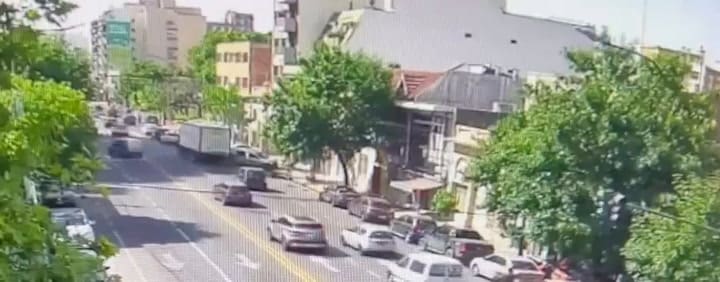 Flores: un camión perdió el control, chocó a cuatro autos estacionados y atropelló a una mujer