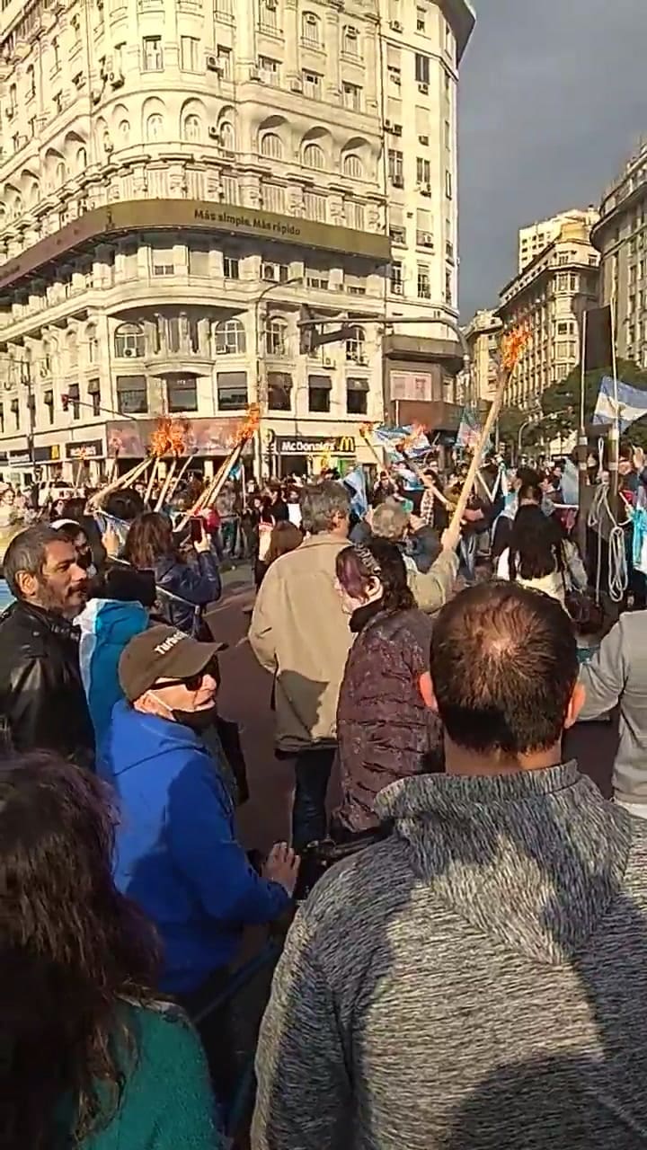 De las antorchas en el obelisco, a los prendedores “de polenta”: postales de la marcha del #9J