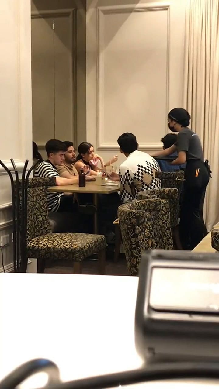 Mara dibuja a sus clientes en los tickets y ahora es una celebridad