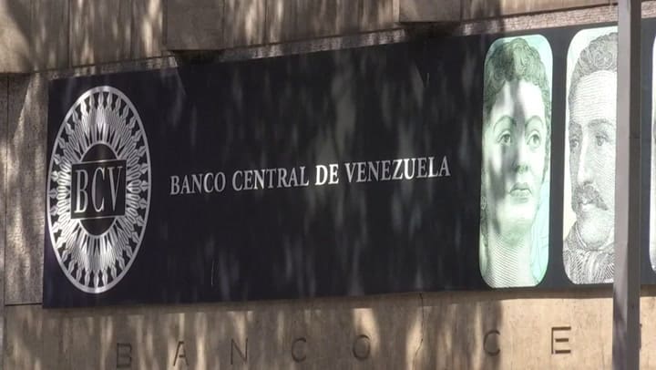 El gobierno venezolano rompe el silencio y admite devastador estado de la economía - Fuente: AFP