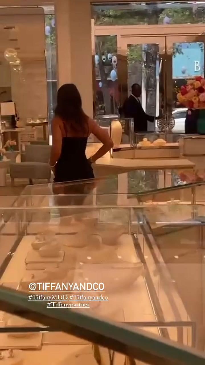 Anto Roccuzzo en el local de Tiffany & Co Miami