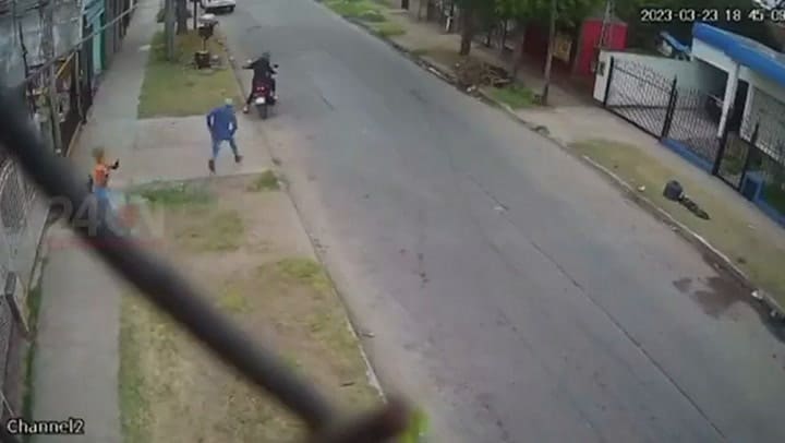 Merlo: motochorros le quisieron robar la cartera y el celular, pero se resistió