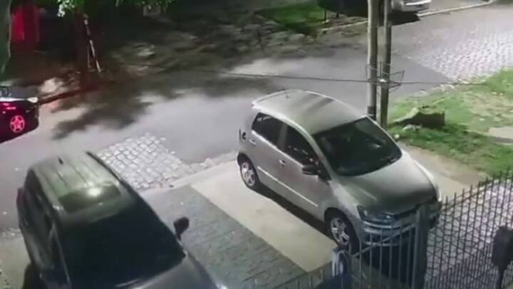 Intentaron asaltarlo cuando llegaba a su casa y respondió con 12 disparos: los tres delincuentes escaparon