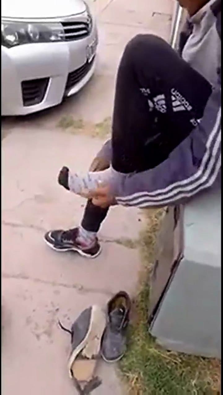El gesto de un hombre cordobés con un chico que tenía las zapatillas completamente rotas