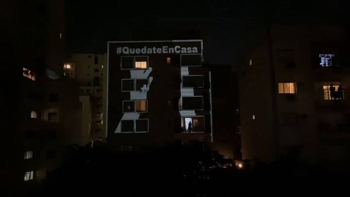 Un vecino de Belgrano acompaña el aplauso de las 21 con un mapping