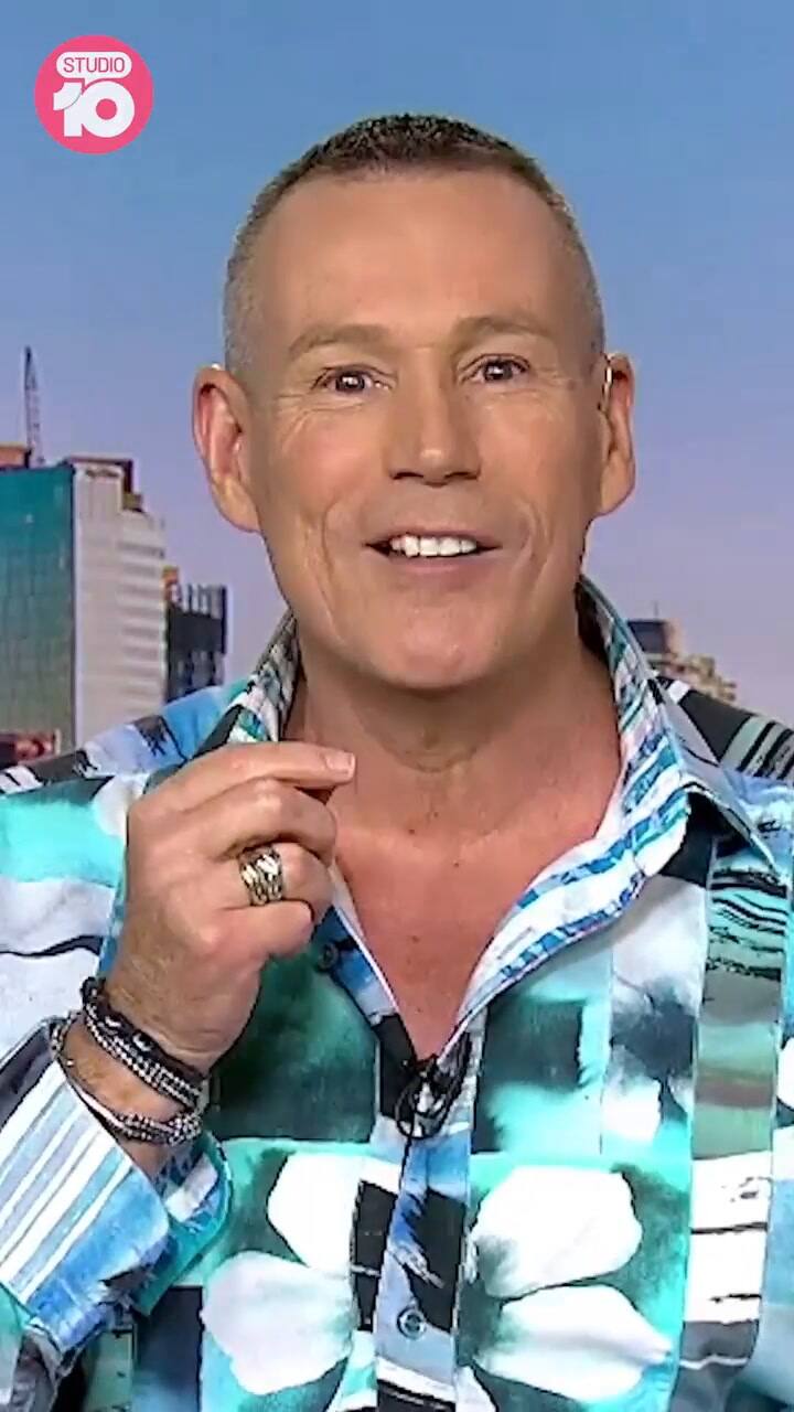 Conductor australiano sufre la caída de un diente en televisión en vivo