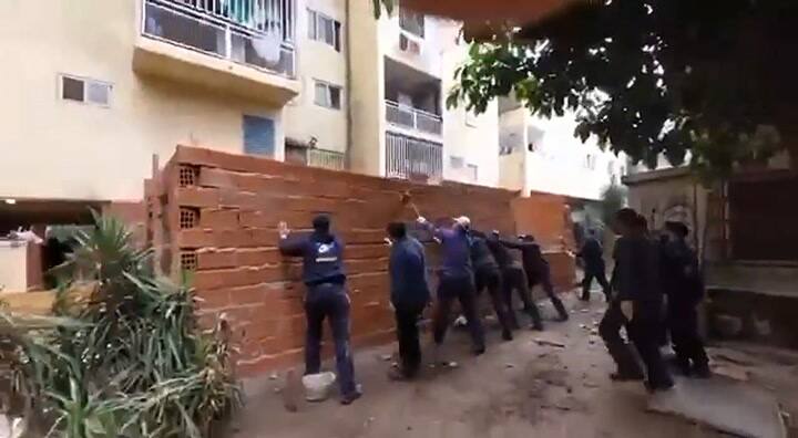 El momento en que cae la construcción ilegal en Fuerte Apache