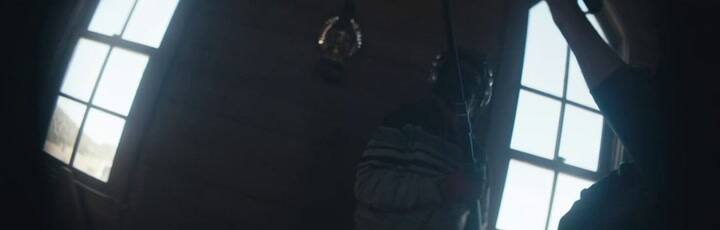 Alec Baldwin practicando con el arma frente a cámara