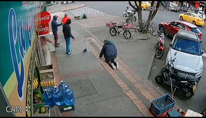 Tropezó, se apoyó sobre un hombre para no caer y recibió una brutal golpiza